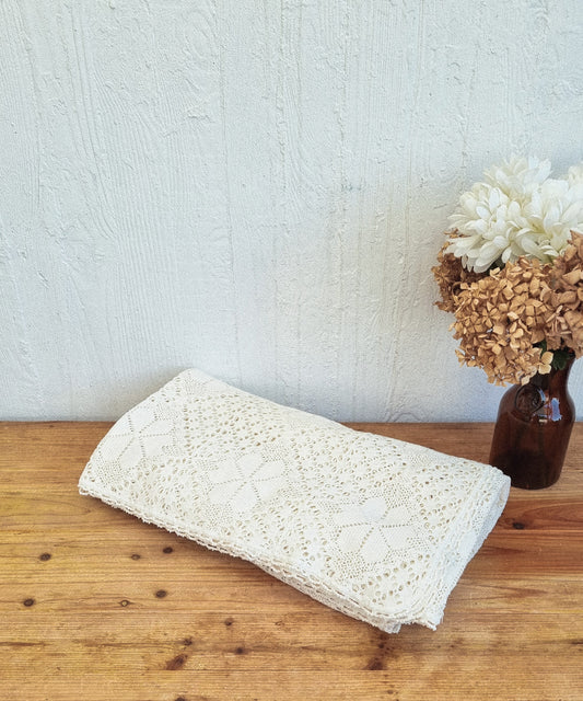 Couvre lit ancien en dentelle du Velay écru grand format 246 x 204 cm