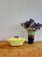 Charger l&#39;image dans la galerie, Cocotte coquelle Le creuset design Raymond Loewy les kitscheries brocante en ligne
