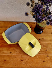 Charger l&#39;image dans la galerie, Cocotte coquelle Le creuset design Raymond Loewy les kitscheries brocante en ligne
