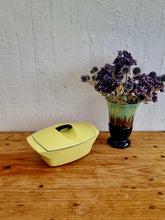 Charger l&#39;image dans la galerie, Cocotte coquelle Le creuset design Raymond Loewy les kitscheries brocante en ligne
