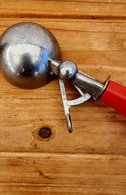 Charger l&#39;image dans la galerie, Cuillère à boules de glaces vintage les kitscheries brocante en ligne
