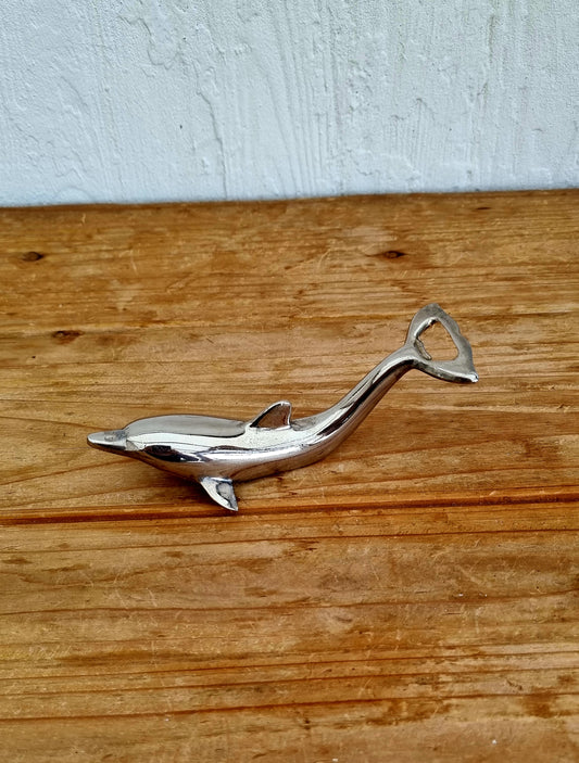 Décapsuleur vintage en métal chromé en forme de dauphin, objet rétro des années 70, à la fois décoratif et fonctionnel. 