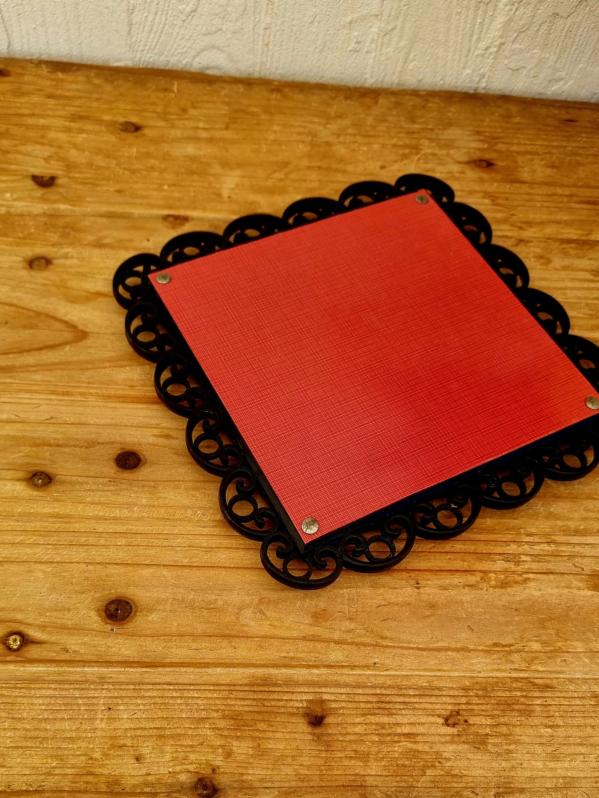 Dessous de plat en formica rouge les kitscheries brocante en ligne