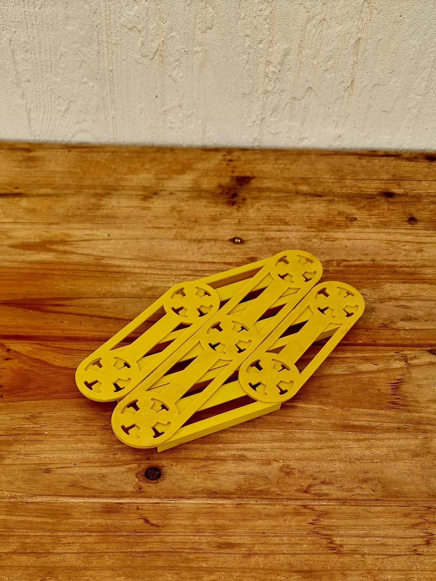 Dessous plat vintage pliable en plastique léger jaune années 60 70