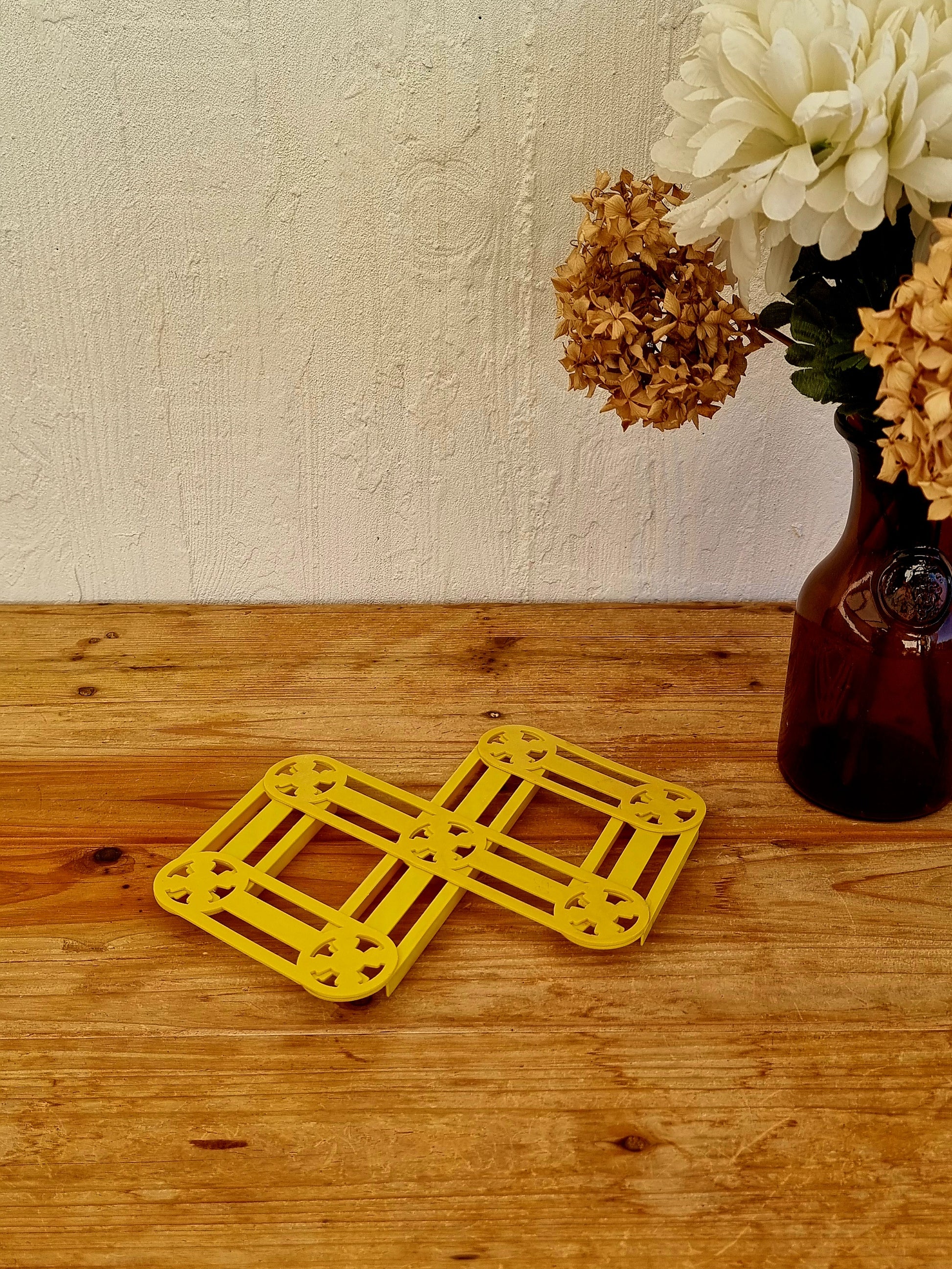 Dessous plat vintage pliable en plastique léger jaune années 60 70