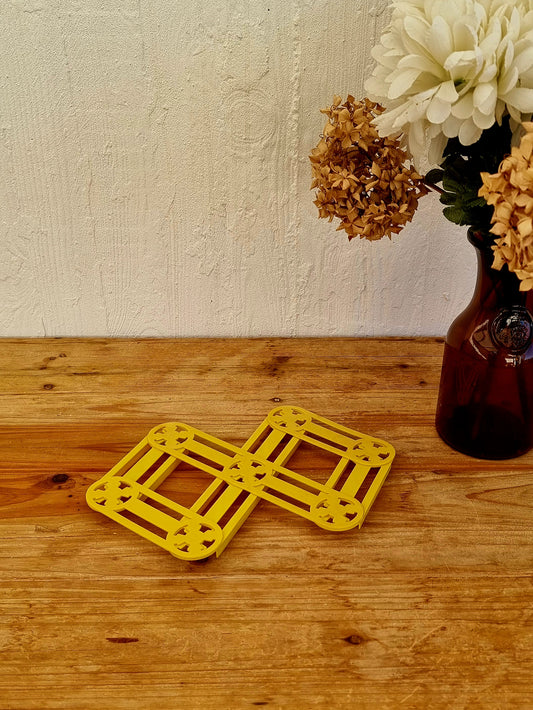 Dessous plat vintage pliable en plastique léger jaune années 60 70