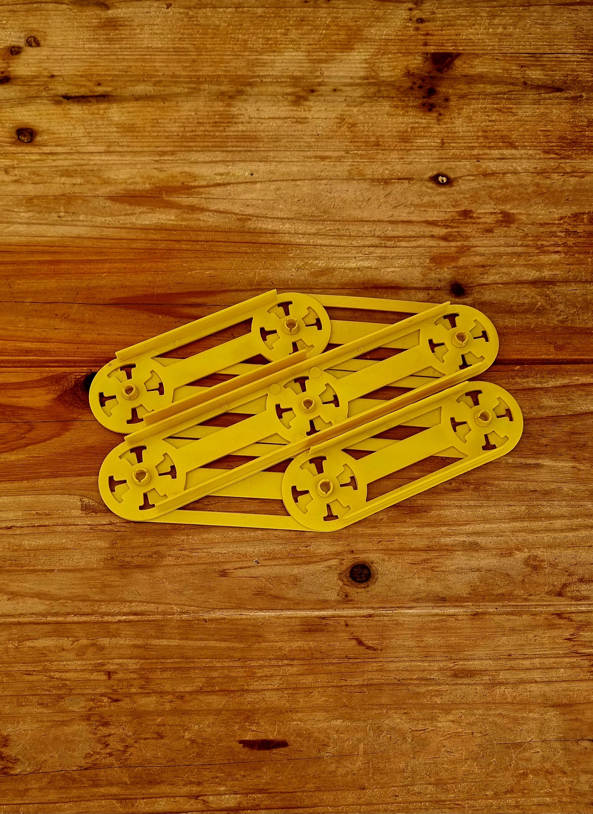 Dessous plat vintage pliable en plastique léger jaune années 60 70