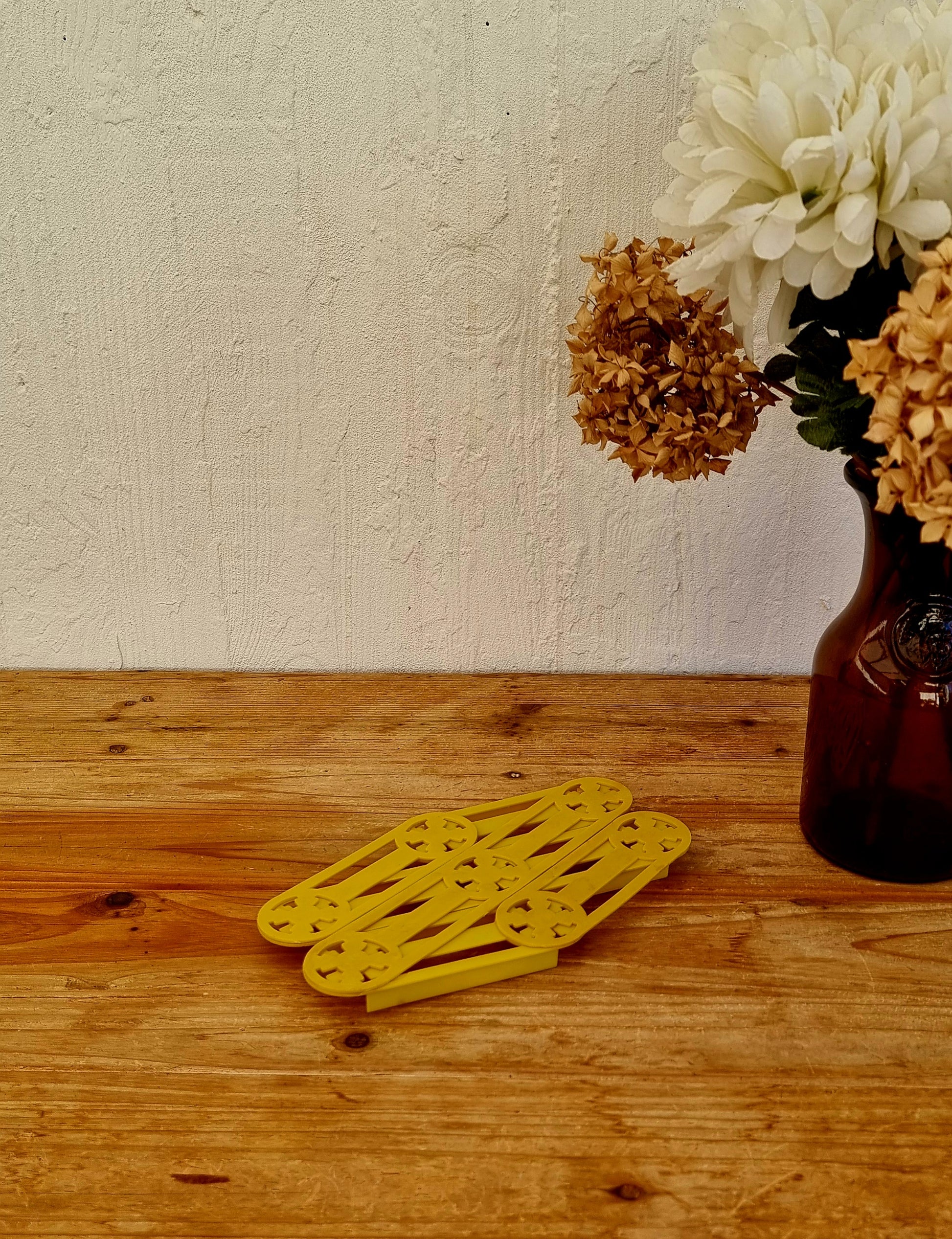Dessous plat vintage pliable en plastique léger jaune années 60 70