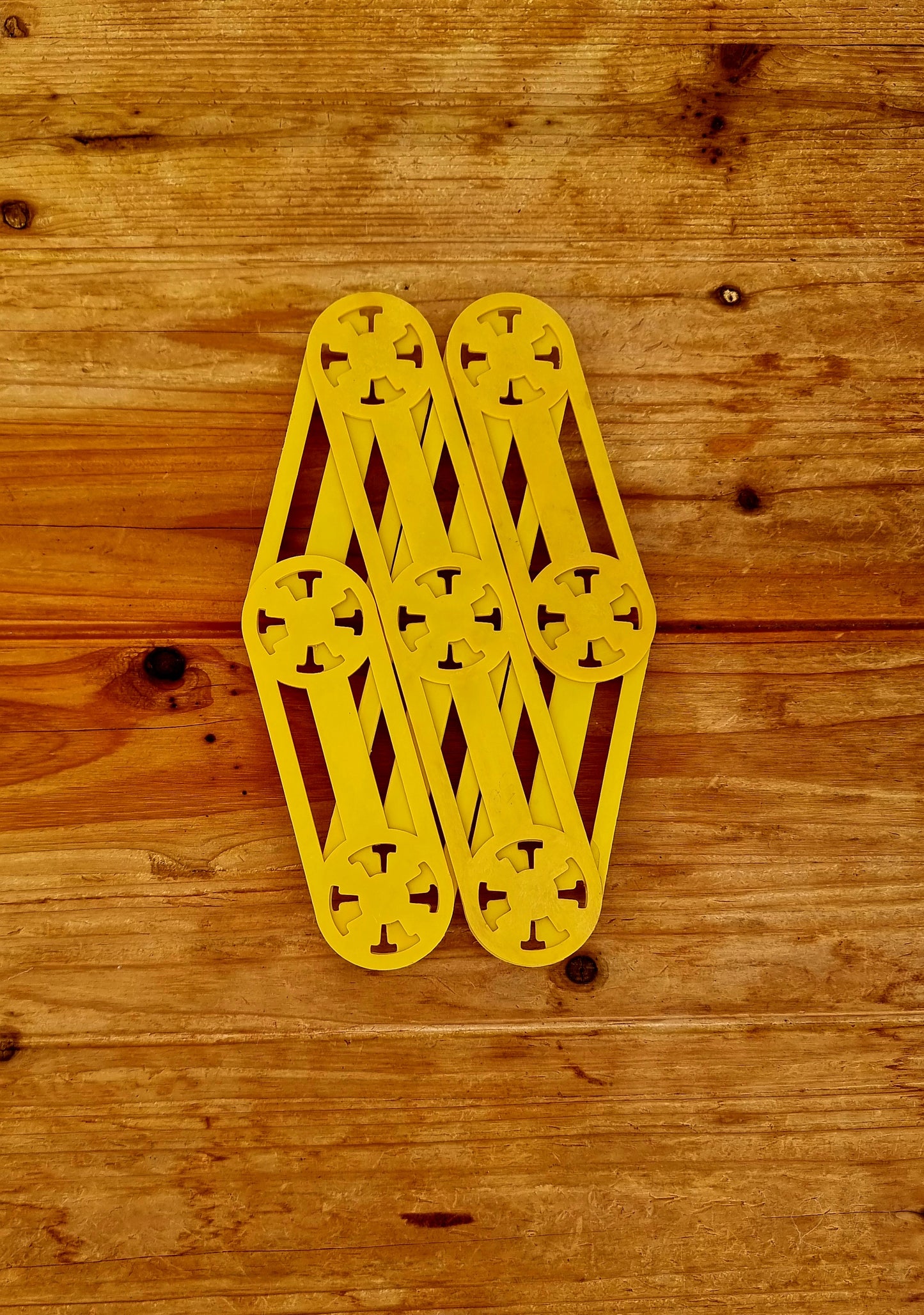 Dessous plat vintage pliable en plastique léger jaune années 60 70