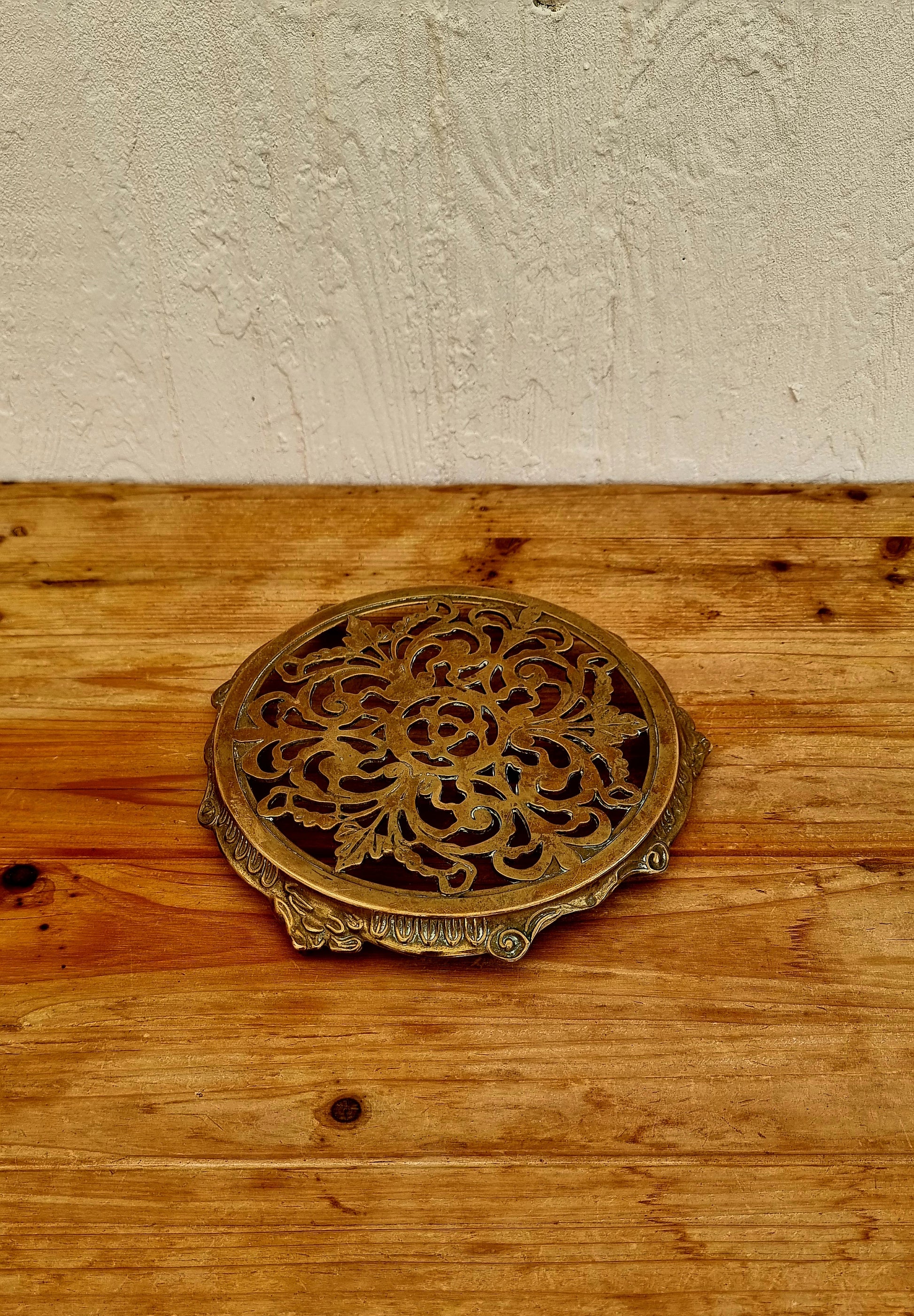 Dessous de plat ancien en laiton doré avec motif floral