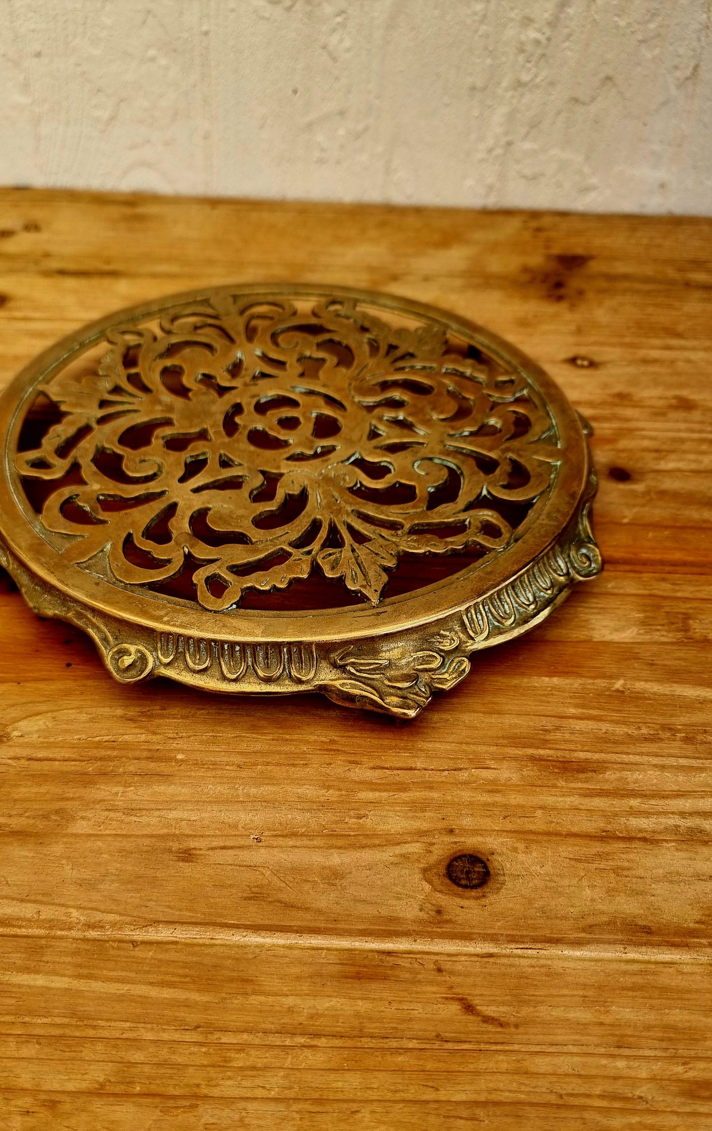 Dessous de plat ancien en laiton doré avec motif floral