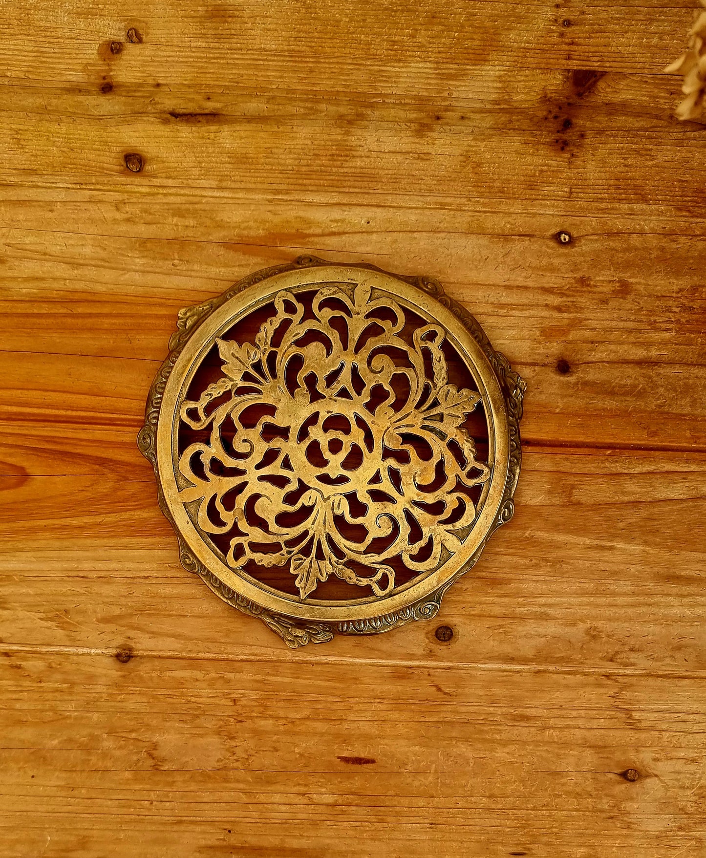 Dessous de plat ancien en laiton doré avec motif floral