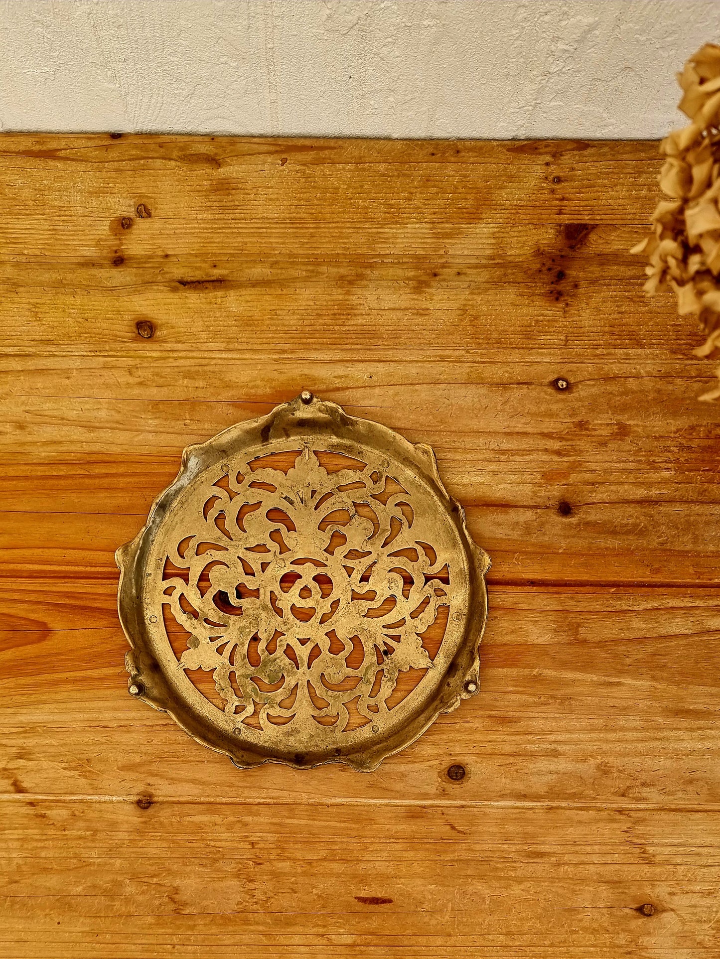 Dessous de plat ancien en laiton doré avec motif floral