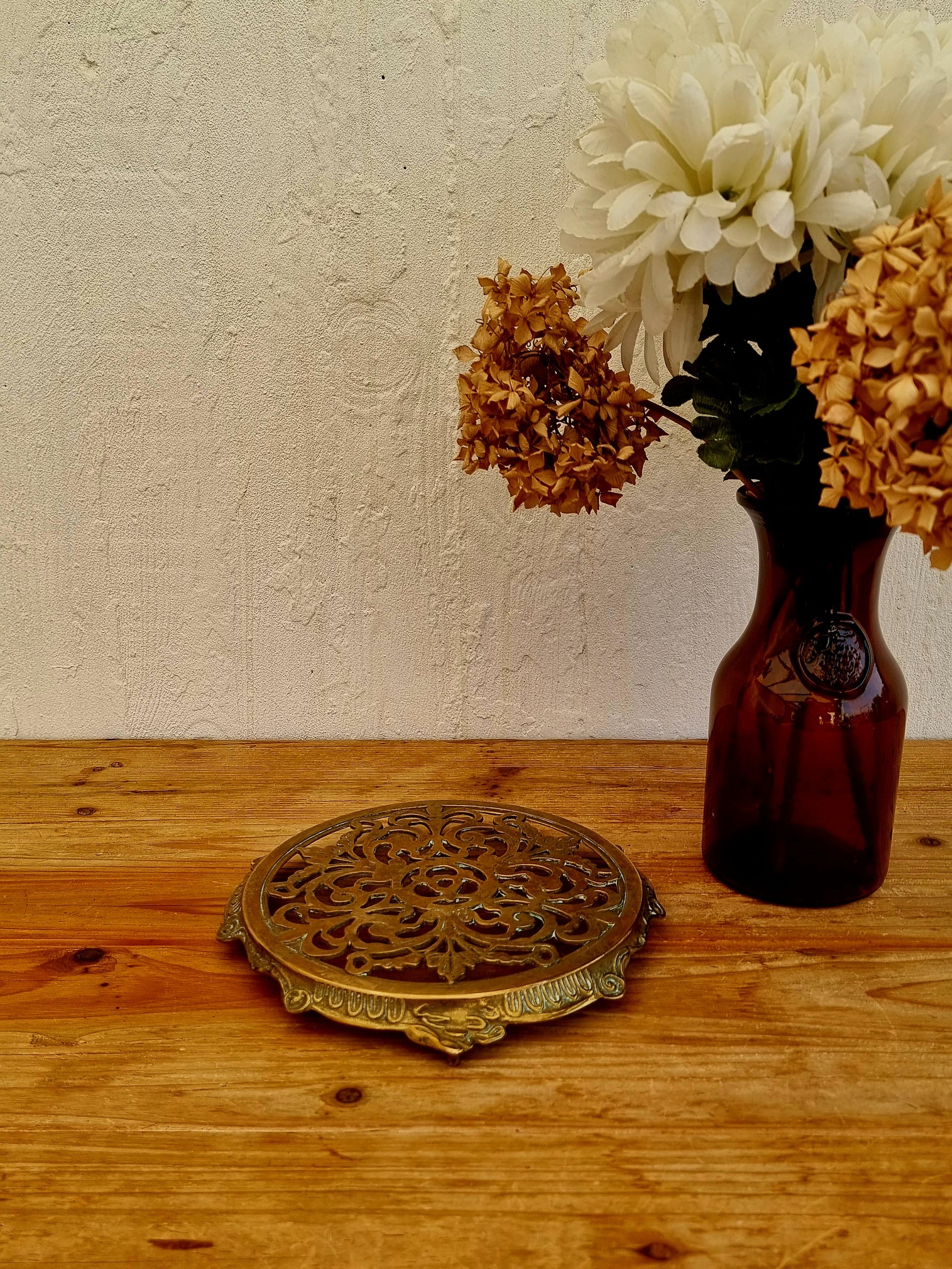 Dessous de plat ancien en laiton doré avec motif floral