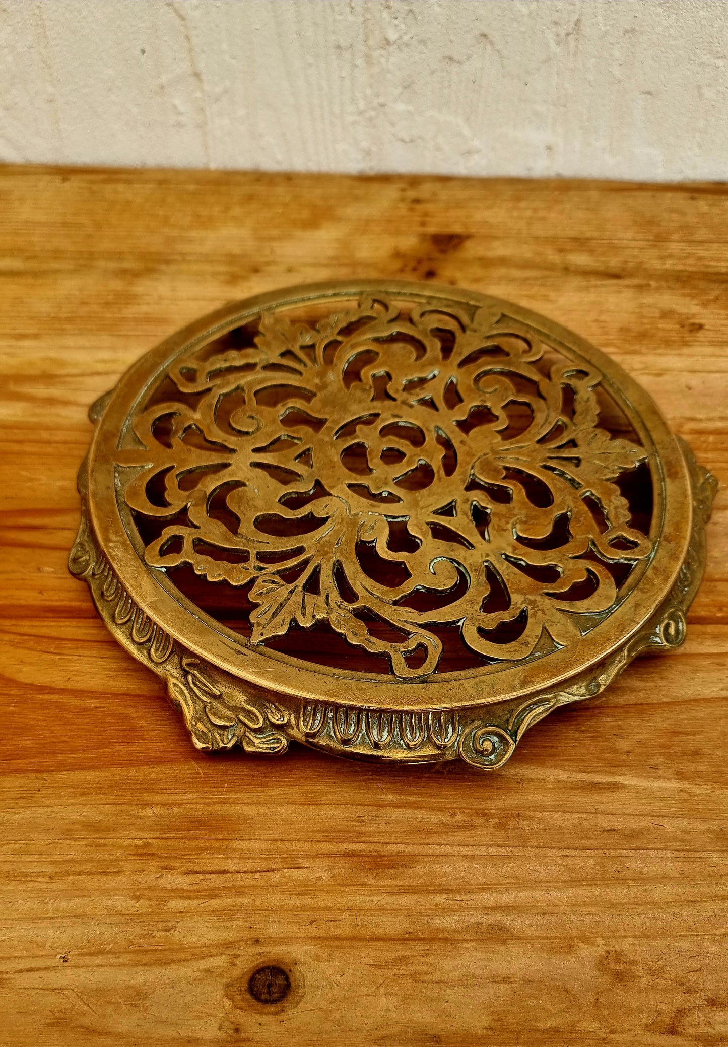 Dessous de plat ancien en laiton doré avec motif floral