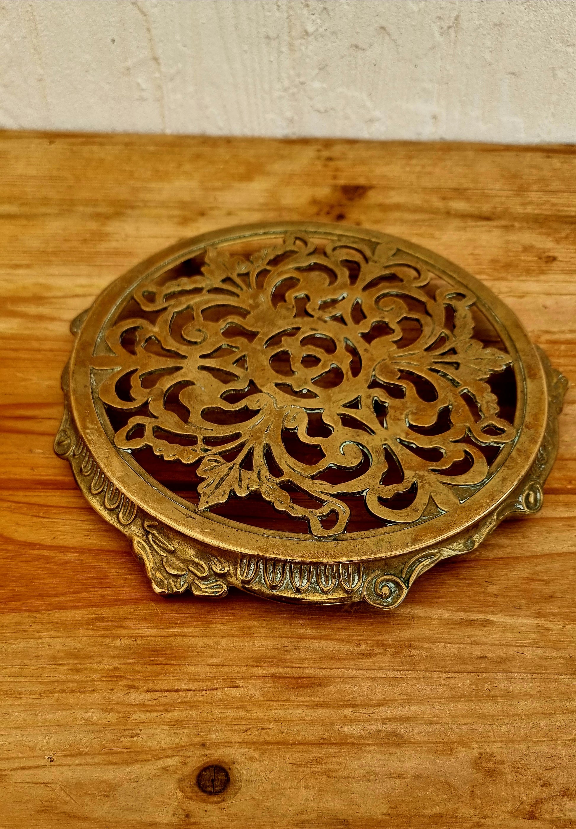 Dessous de plat ancien en laiton doré avec motif floral