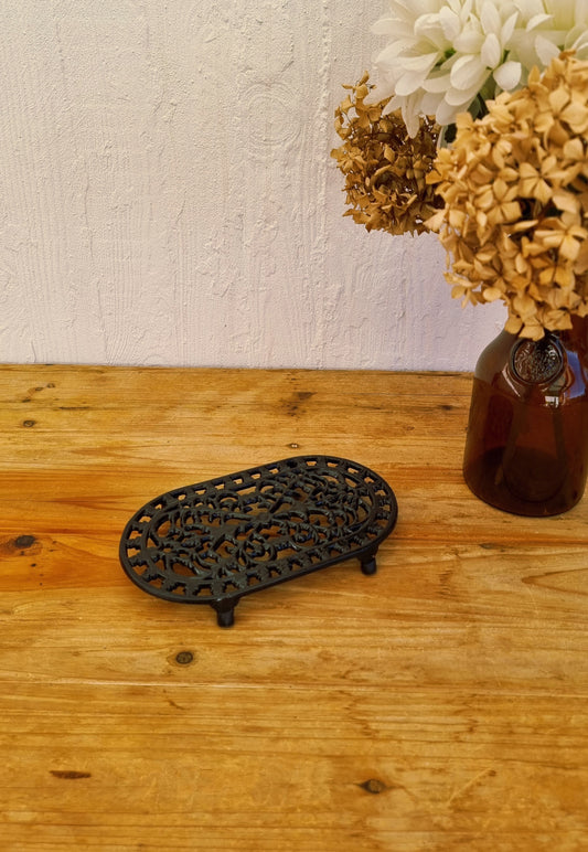 Dessous de plat ovale en fonte noir les kitscheries brocante en ligne