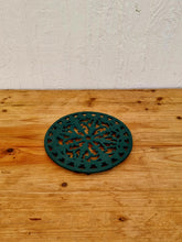 Charger l&#39;image dans la galerie, Dessous de plat en fonte vert rond les kitscheries brocante en ligne
