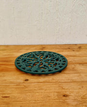 Charger l&#39;image dans la galerie, Dessous de plat en fonte vert rond les kitscheries brocante en ligne
