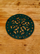 Charger l&#39;image dans la galerie, Dessous de plat en fonte vert rond les kitscheries brocante en ligne
