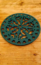 Charger l&#39;image dans la galerie, Dessous de plat en fonte vert rond les kitscheries brocante en ligne
