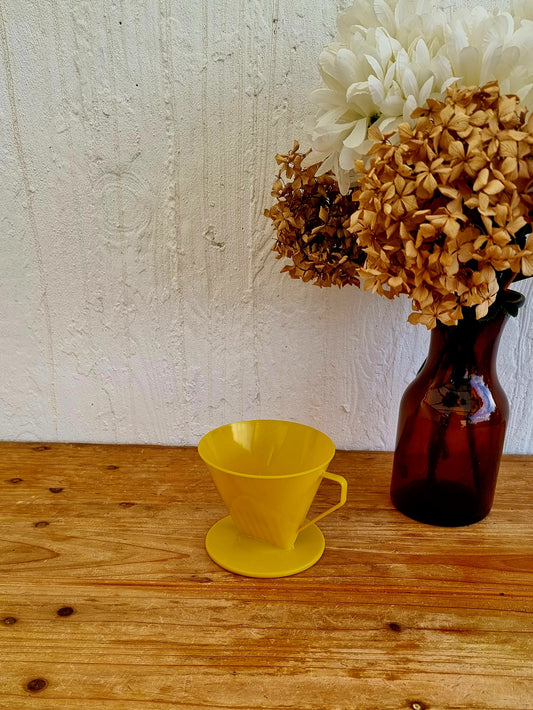 Filtre en plastique Nomar n°2 jaune vintage Made in France