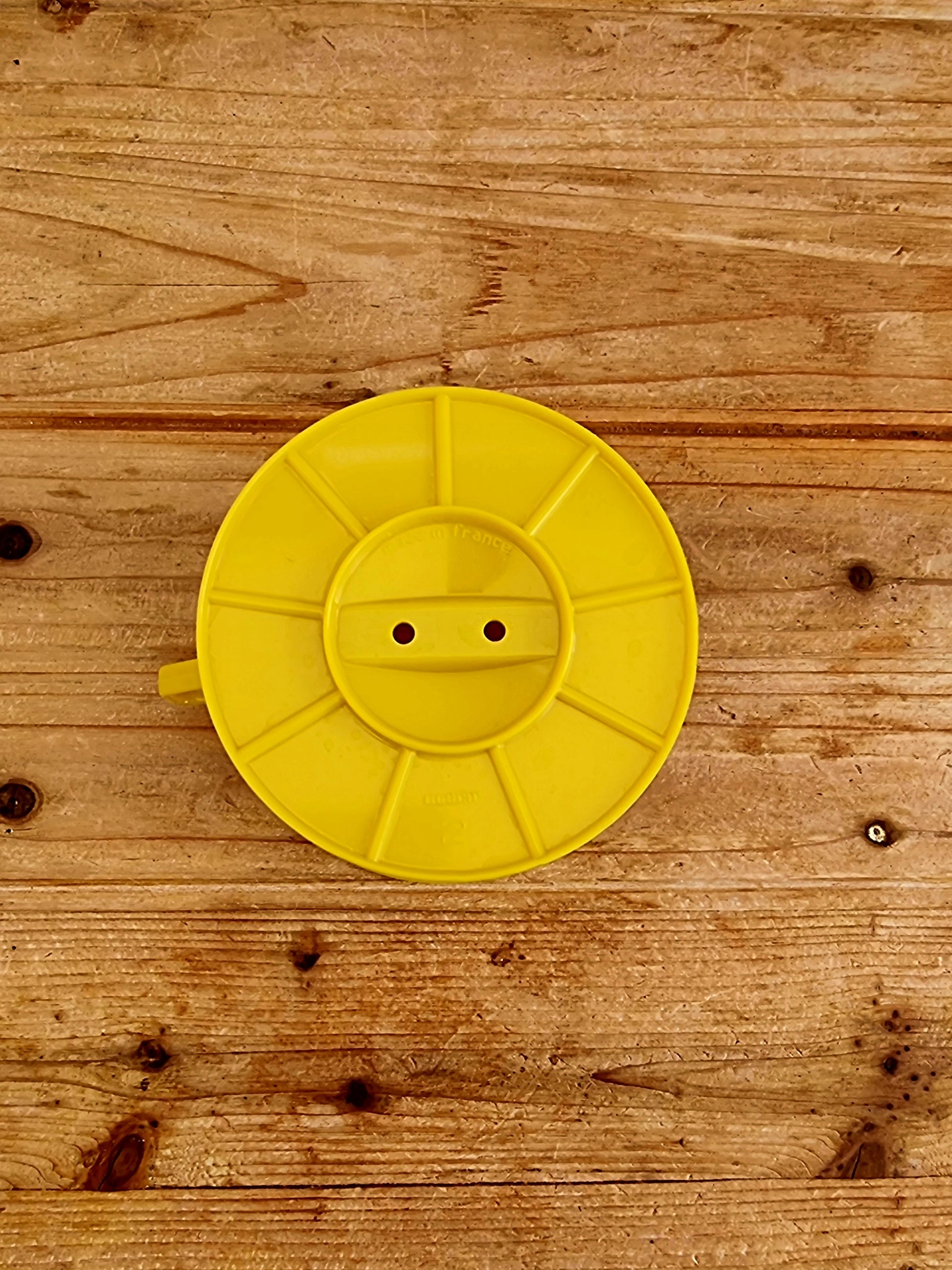 Filtre en plastique Nomar n°2 jaune vintage Made in France