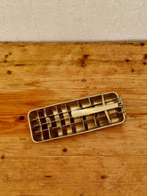 Charger l&#39;image dans la galerie, Bac à glaçons Quickcube de Frigidaire vintage métal doré les kitscheries brocante en ligne
