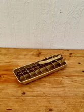 Charger l&#39;image dans la galerie, Bac à glaçons Quickcube de Frigidaire vintage métal doré les kitscheries brocante en ligne
