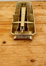 Charger l&#39;image dans la galerie, Bac à glaçons Quickcube de Frigidaire vintage métal doré les kitscheries brocante en ligne
