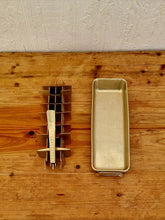 Charger l&#39;image dans la galerie, Bac à glaçons Quickcube de Frigidaire vintage métal doré les kitscheries brocante en ligne
