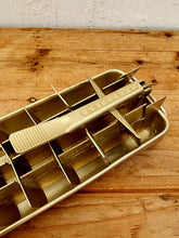 Charger l&#39;image dans la galerie, Bac à glaçons Quickcube de Frigidaire vintage métal doré les kitscheries brocante en ligne
