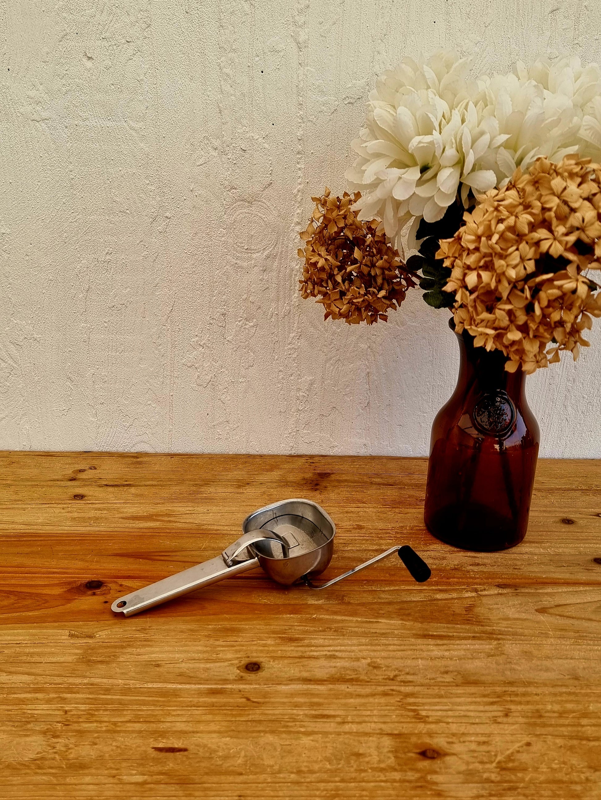 Hachoir manuel Triss vintage les kitscheries brocante en ligne inox persil ail
