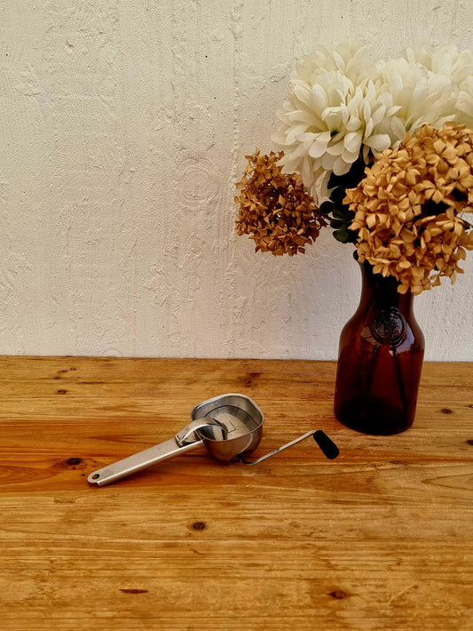 Hachoir manuel Triss vintage les kitscheries brocante en ligne inox persil ail