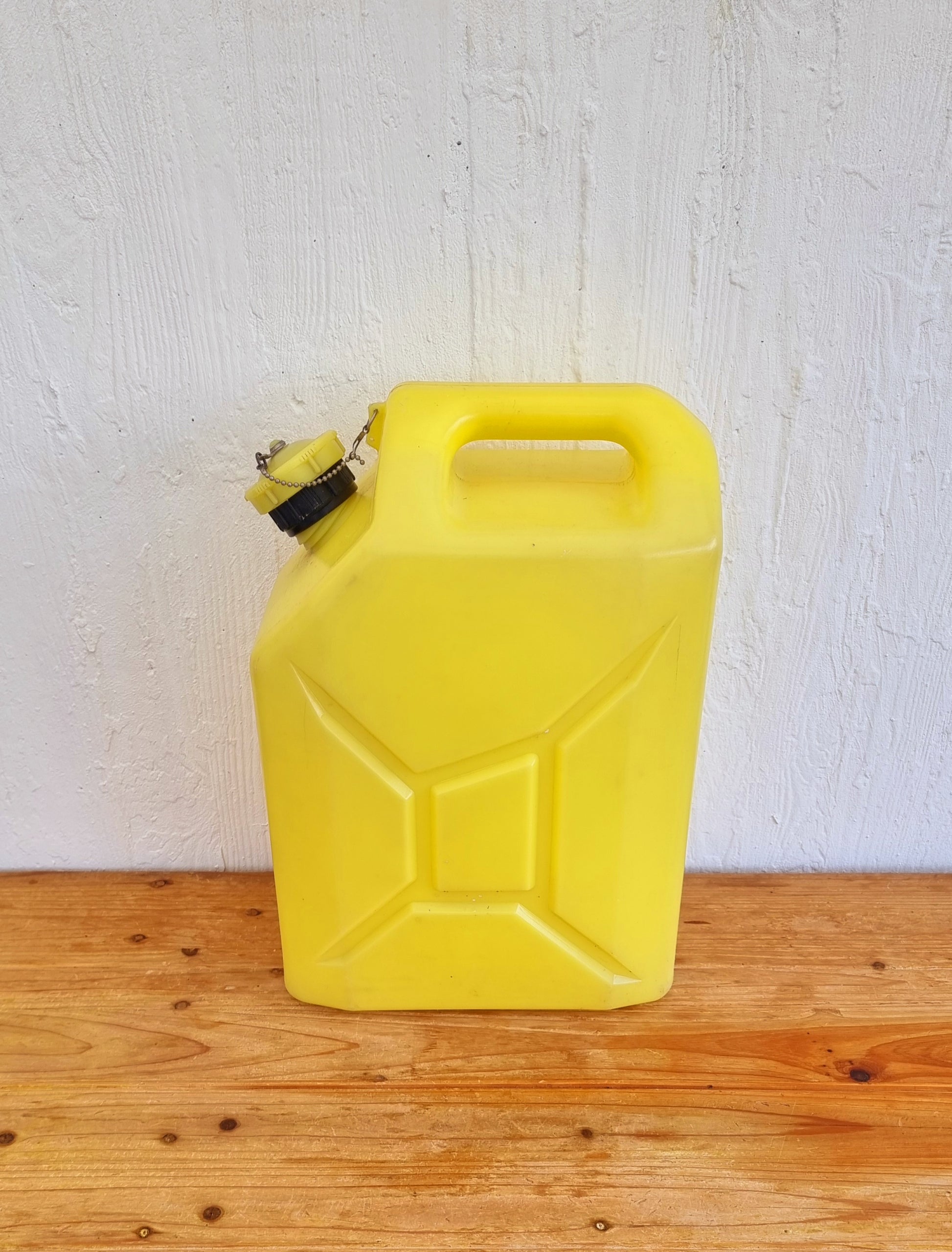 Jerrican jaune Gilac 20 litres vintage les kitscheries brocante en ligne