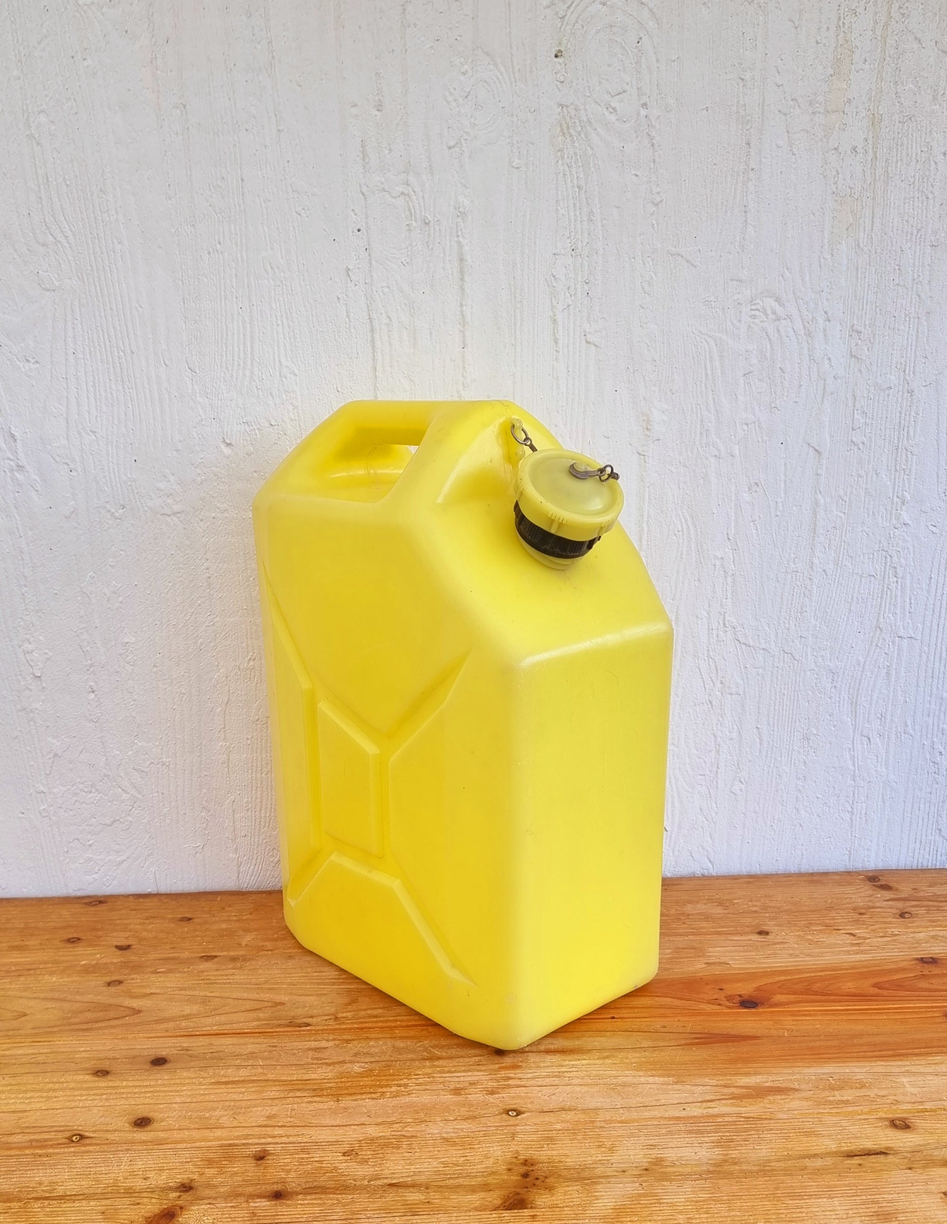Jerrican jaune Gilac 20 litres vintage les kitscheries brocante en ligne