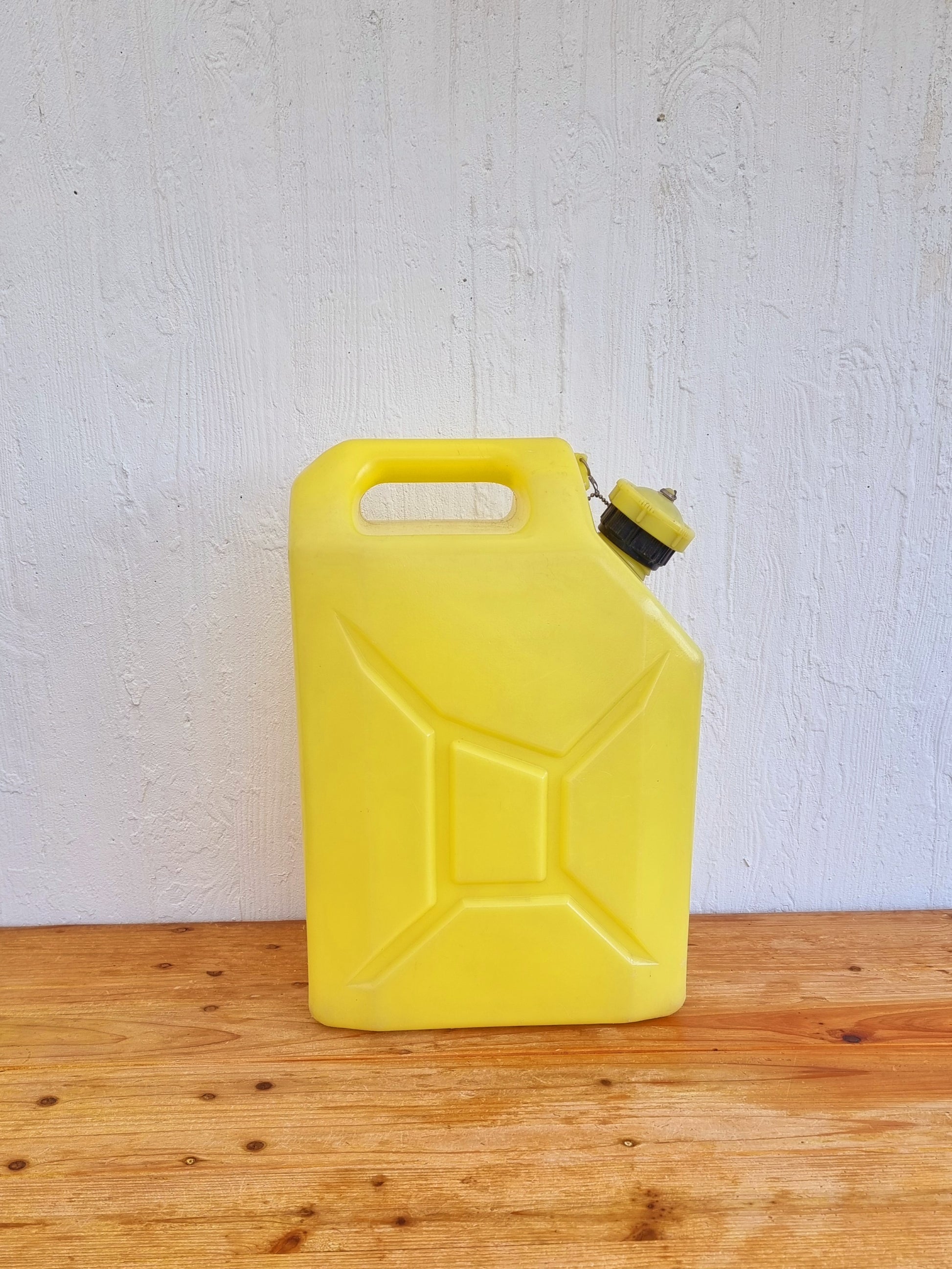 Jerrican jaune Gilac 20 litres vintage les kitscheries brocante en ligne