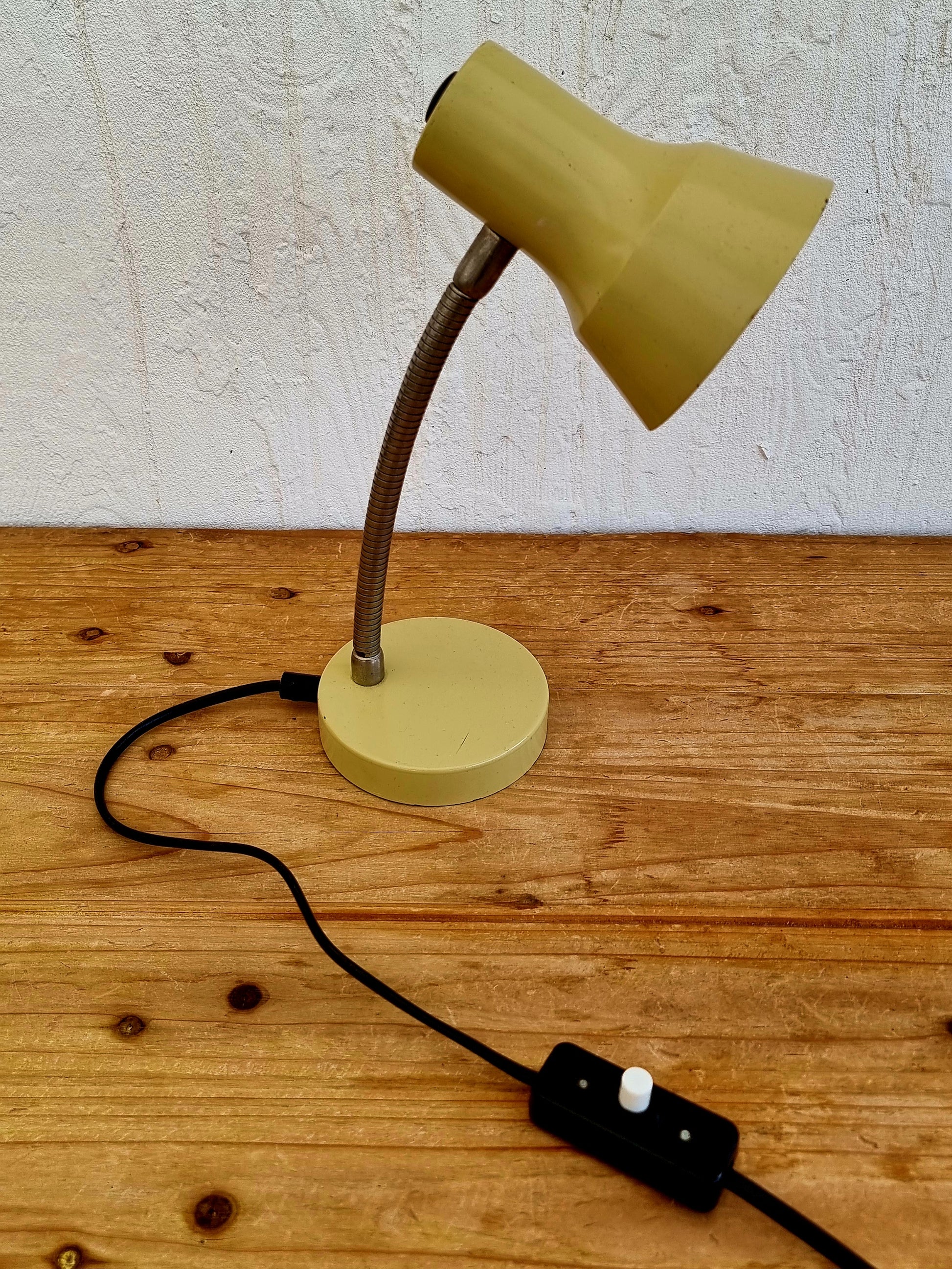 Lampe de bureau métal beige vintage les kitscheries brocante en ligne