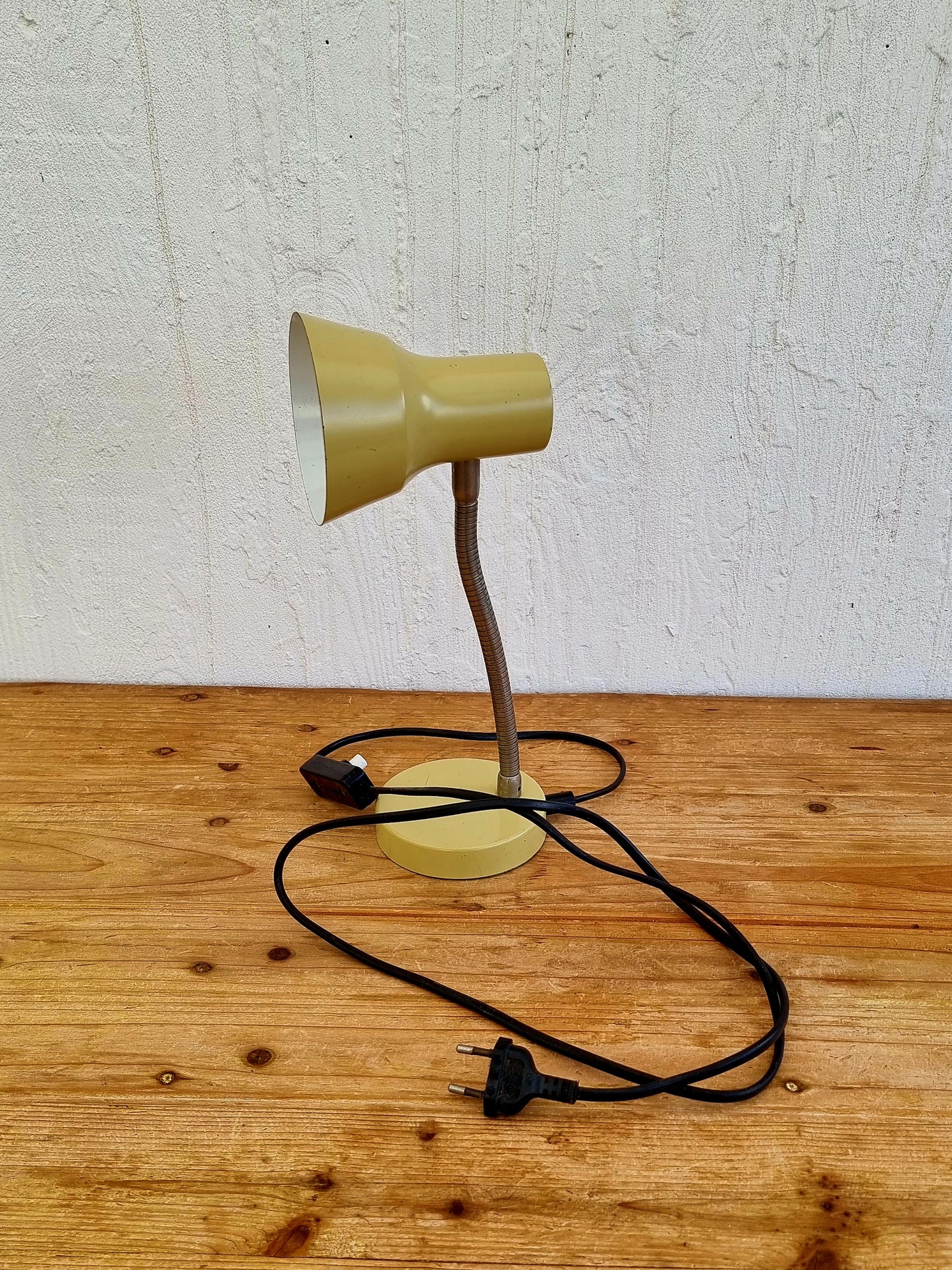 Lampe de bureau métal beige vintage les kitscheries brocante en ligne