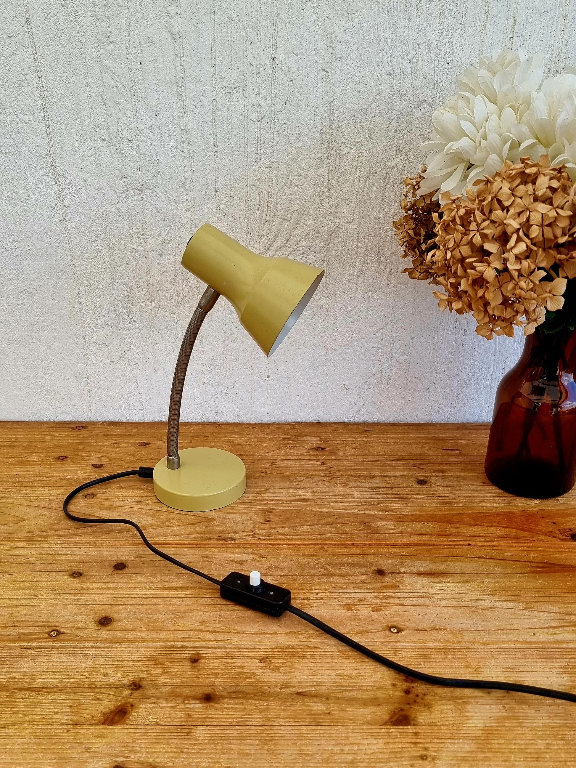 Lampe de bureau métal beige vintage les kitscheries brocante en ligne