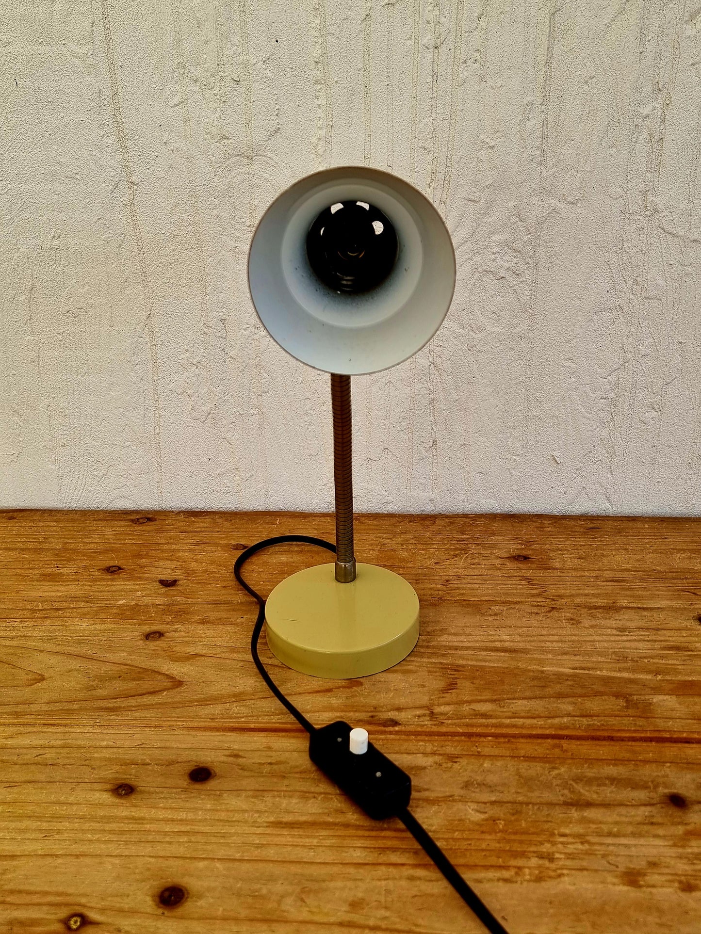 Lampe de bureau métal beige vintage les kitscheries brocante en ligne
