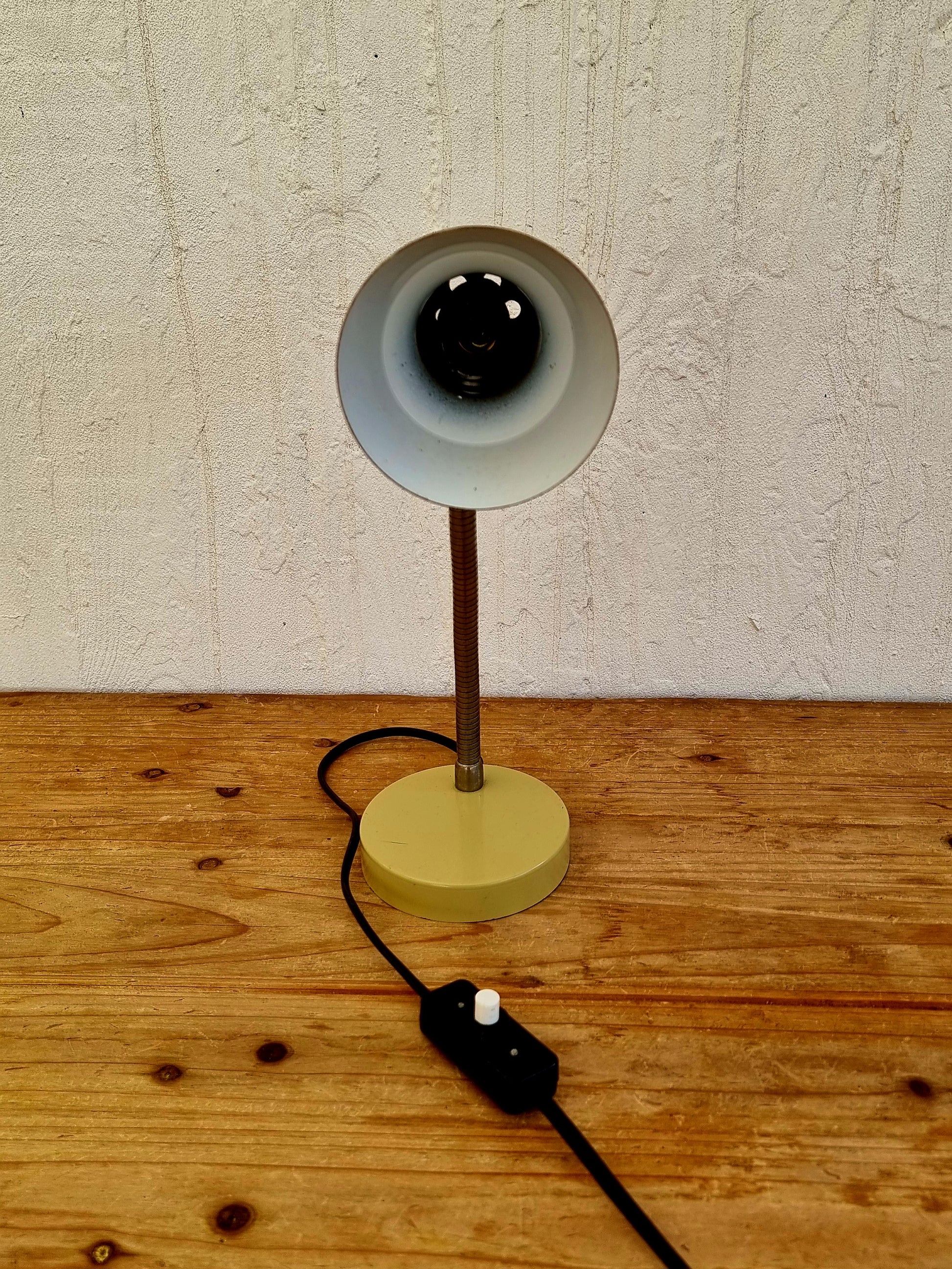 Lampe de bureau métal beige vintage les kitscheries brocante en ligne