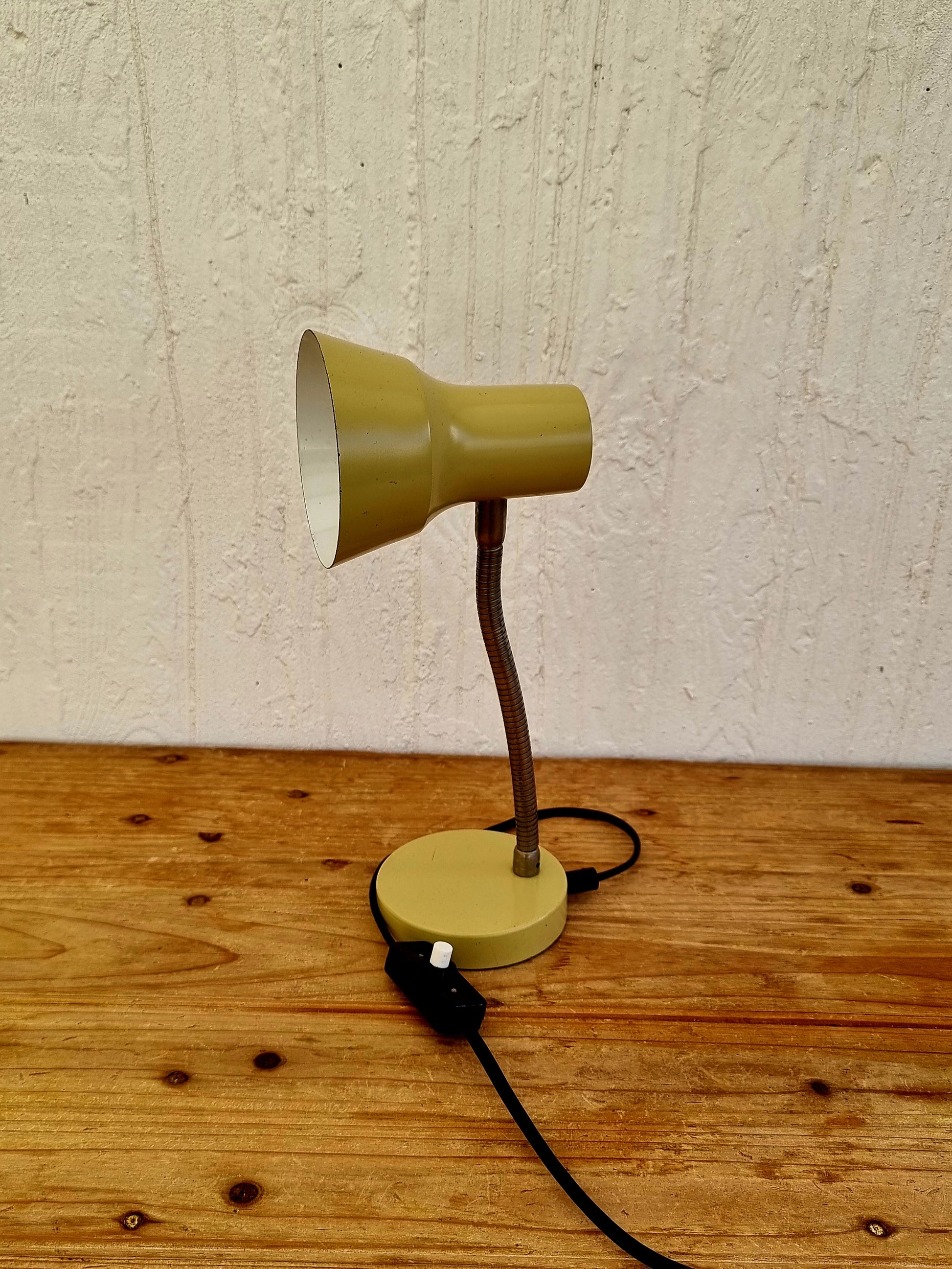 Lampe de bureau métal beige vintage les kitscheries brocante en ligne