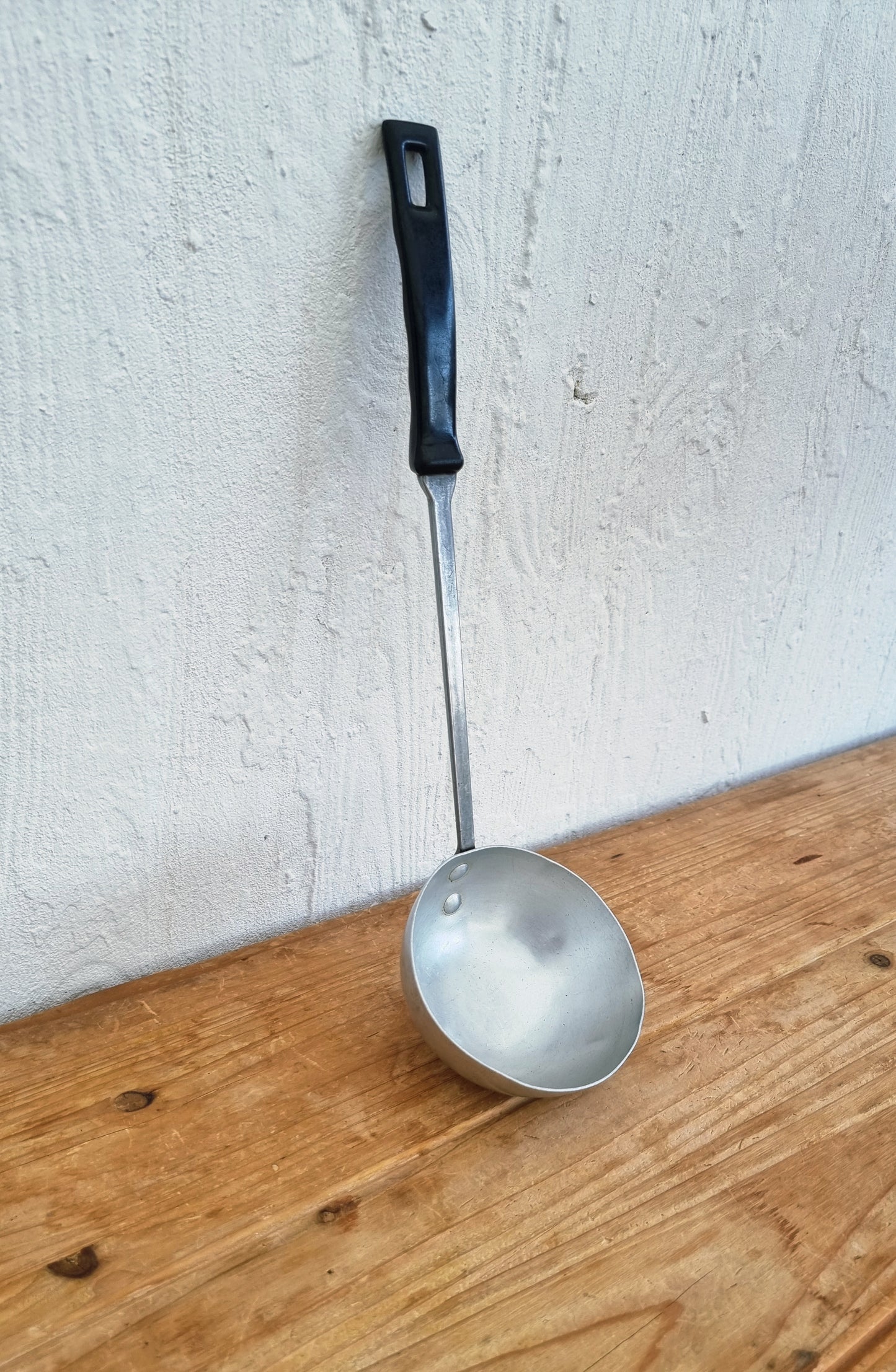 Louche vintage en aluminium avec manche noir, ustensile des années 70