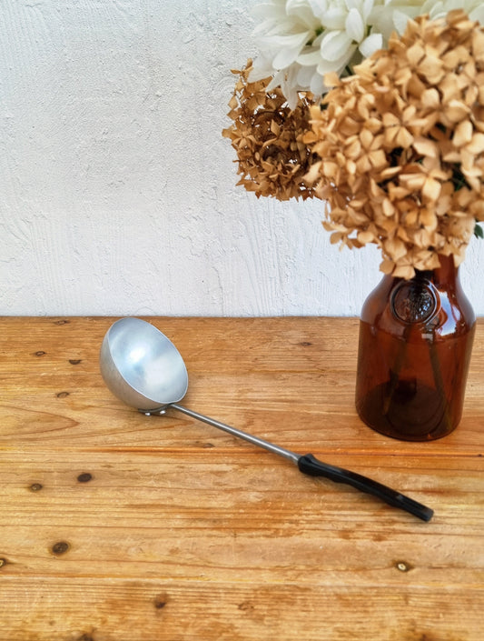 Louche vintage en aluminium avec manche noir, ustensile des années 70