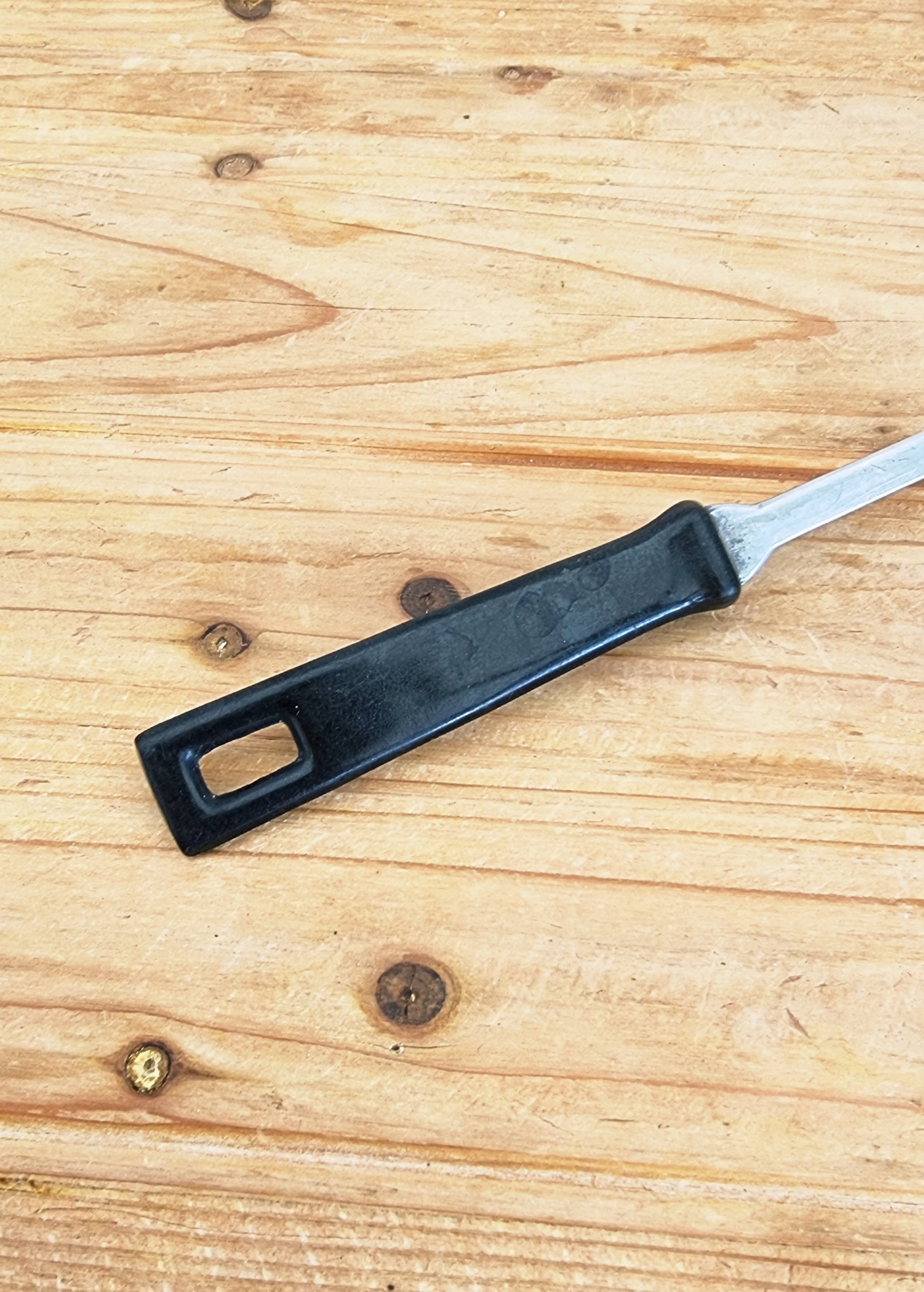 Louche vintage en aluminium avec manche noir, ustensile des années 70