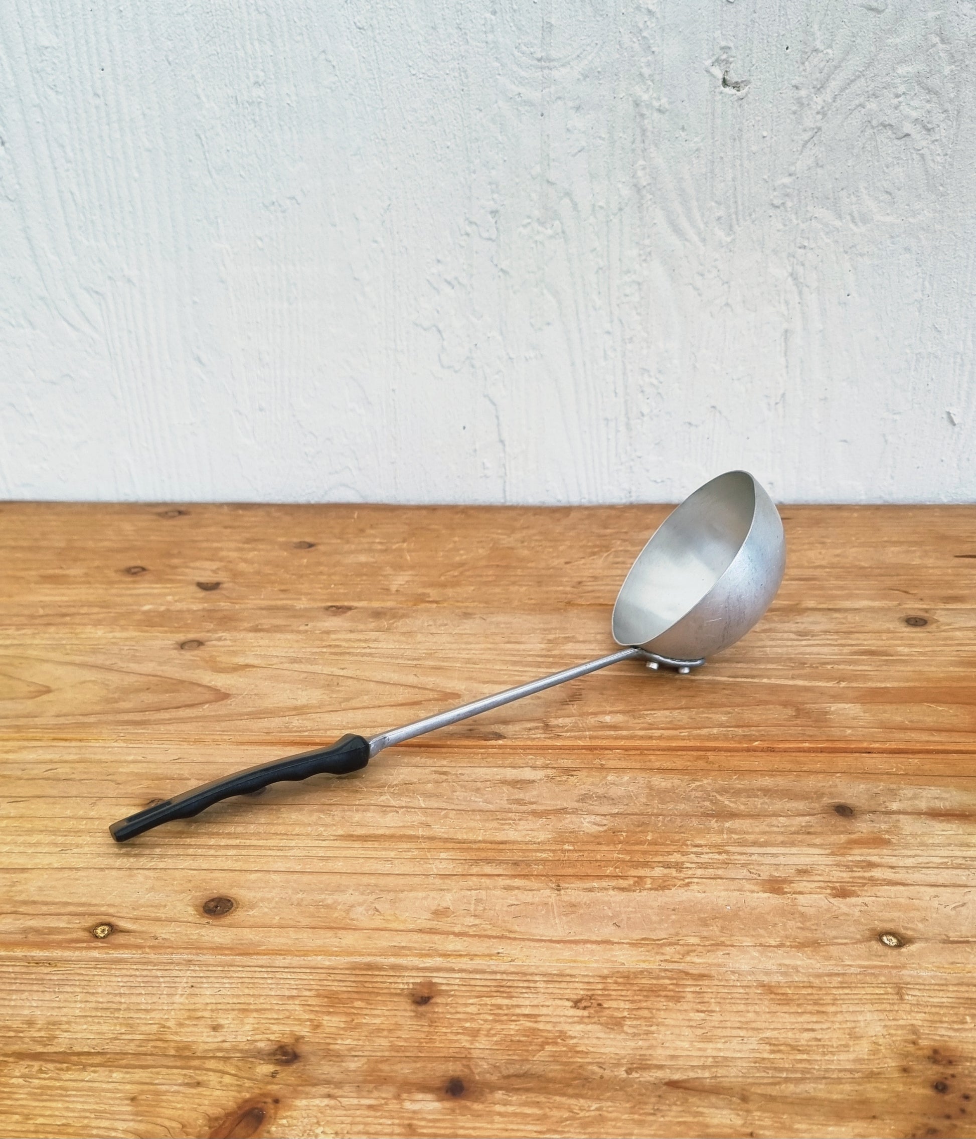 Louche vintage en aluminium avec manche noir, ustensile des années 70