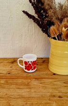 Charger l&#39;image dans la galerie, Mug Arcopal Lotus orange et rouge vintage les kitscheries brocante en ligne
