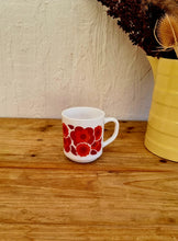 Charger l&#39;image dans la galerie, Mug Arcopal Lotus orange et rouge vintage les kitscheries brocante en ligne
