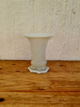 Charger l&#39;image dans la galerie, Vase en opaline blanc vintage les kitscheries brocante en ligne
